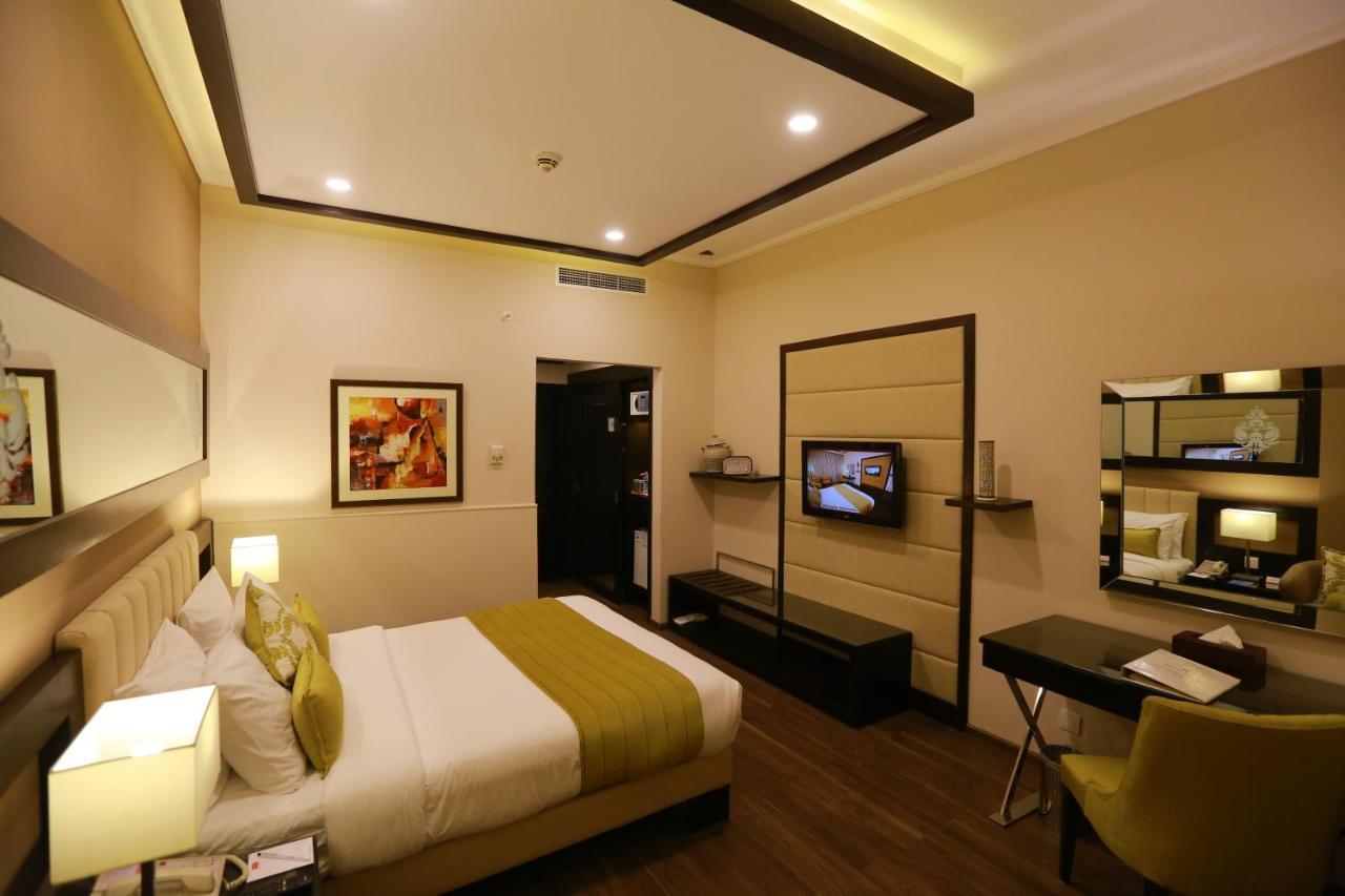 Hotel Ramada By Wyndham Multan Esterno foto