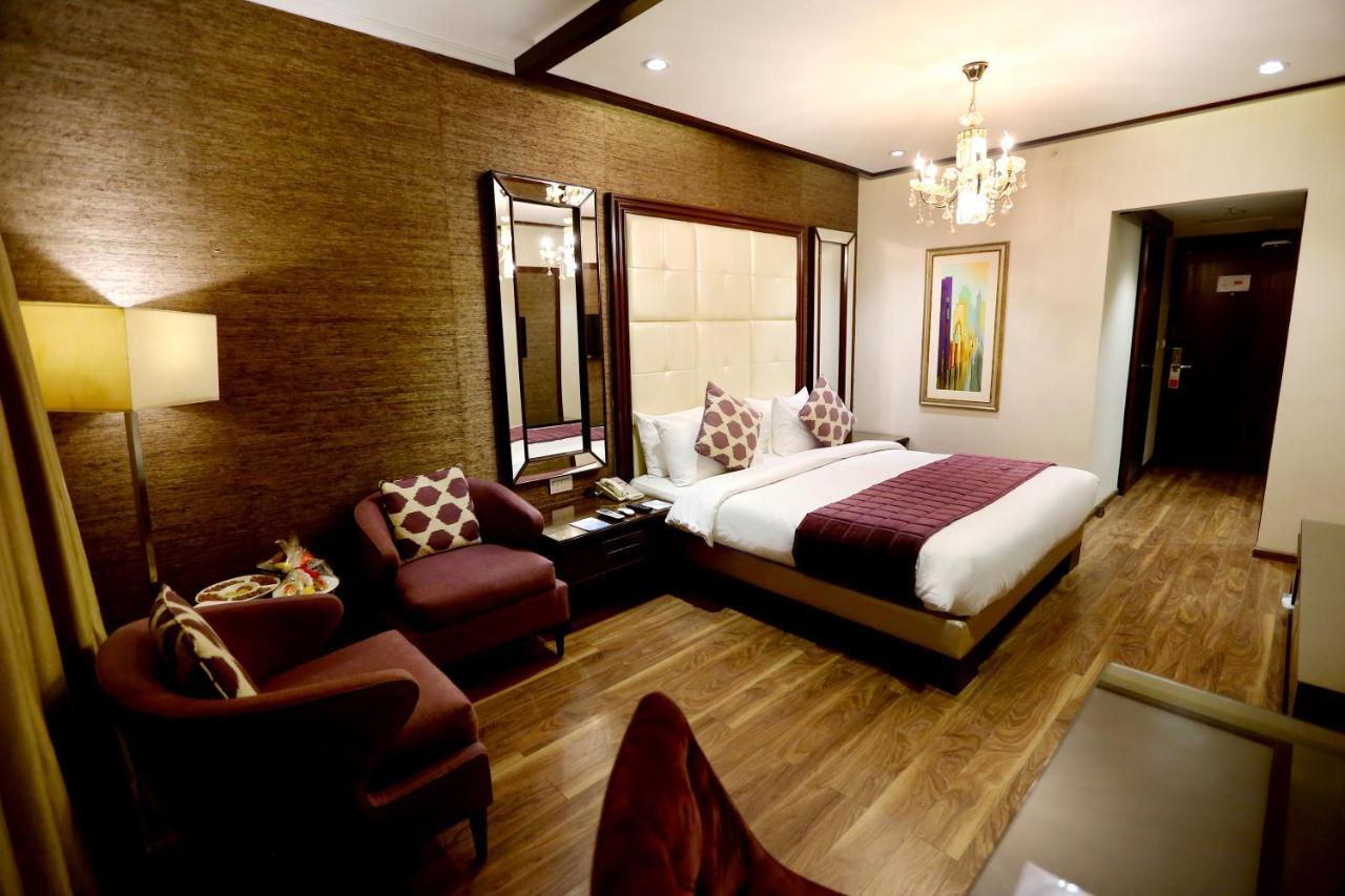 Hotel Ramada By Wyndham Multan Esterno foto