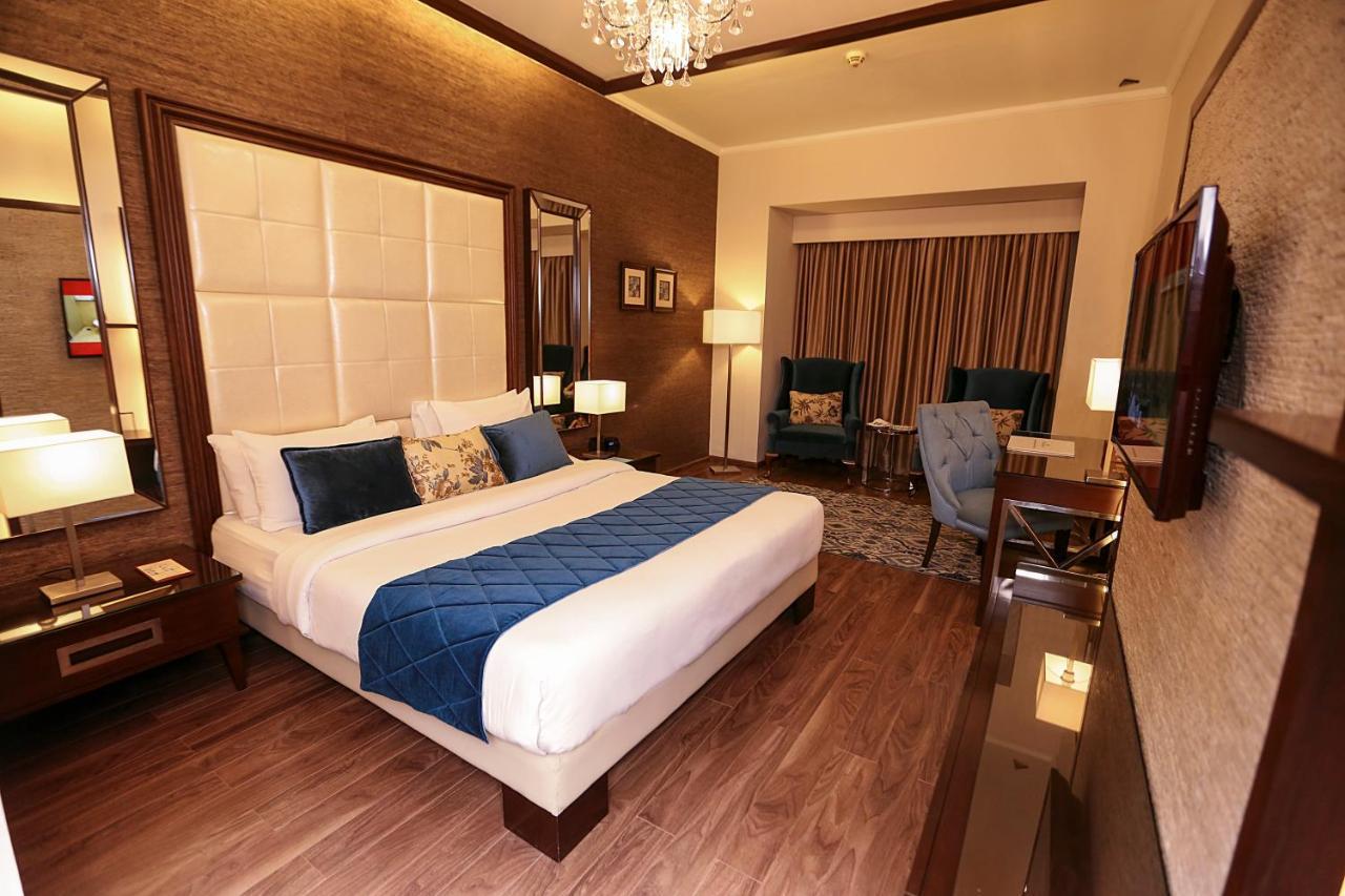 Hotel Ramada By Wyndham Multan Esterno foto