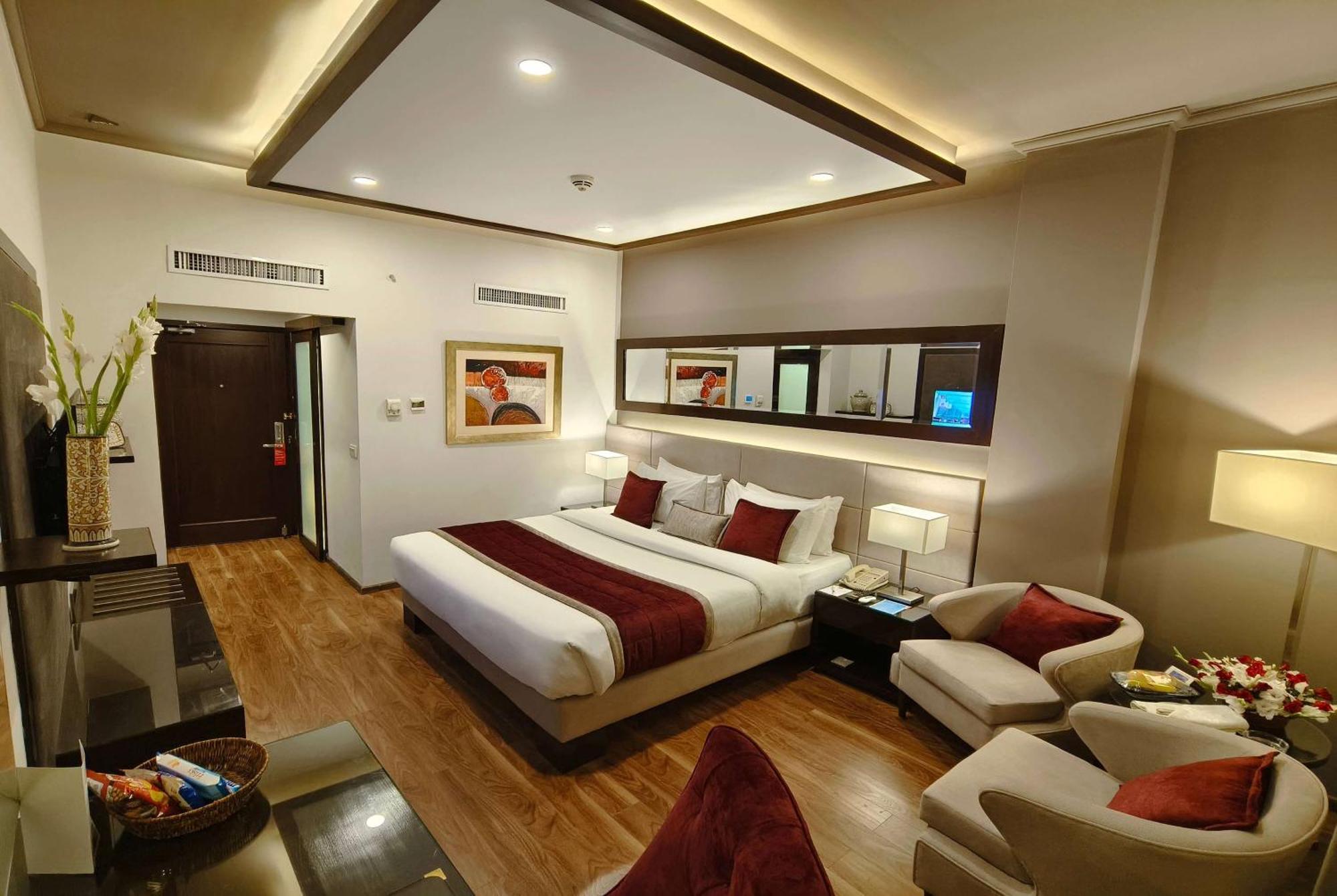 Hotel Ramada By Wyndham Multan Esterno foto