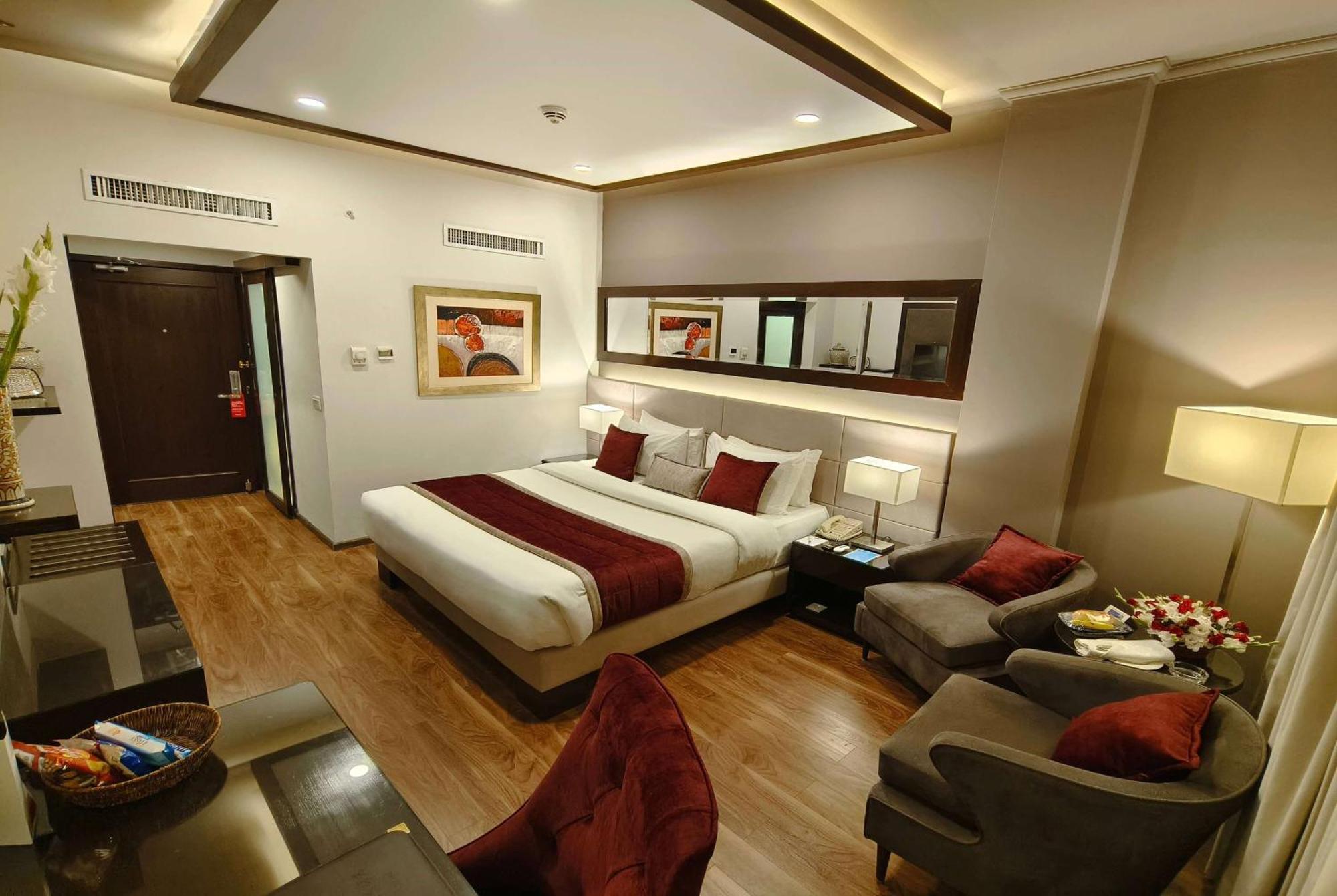 Hotel Ramada By Wyndham Multan Esterno foto