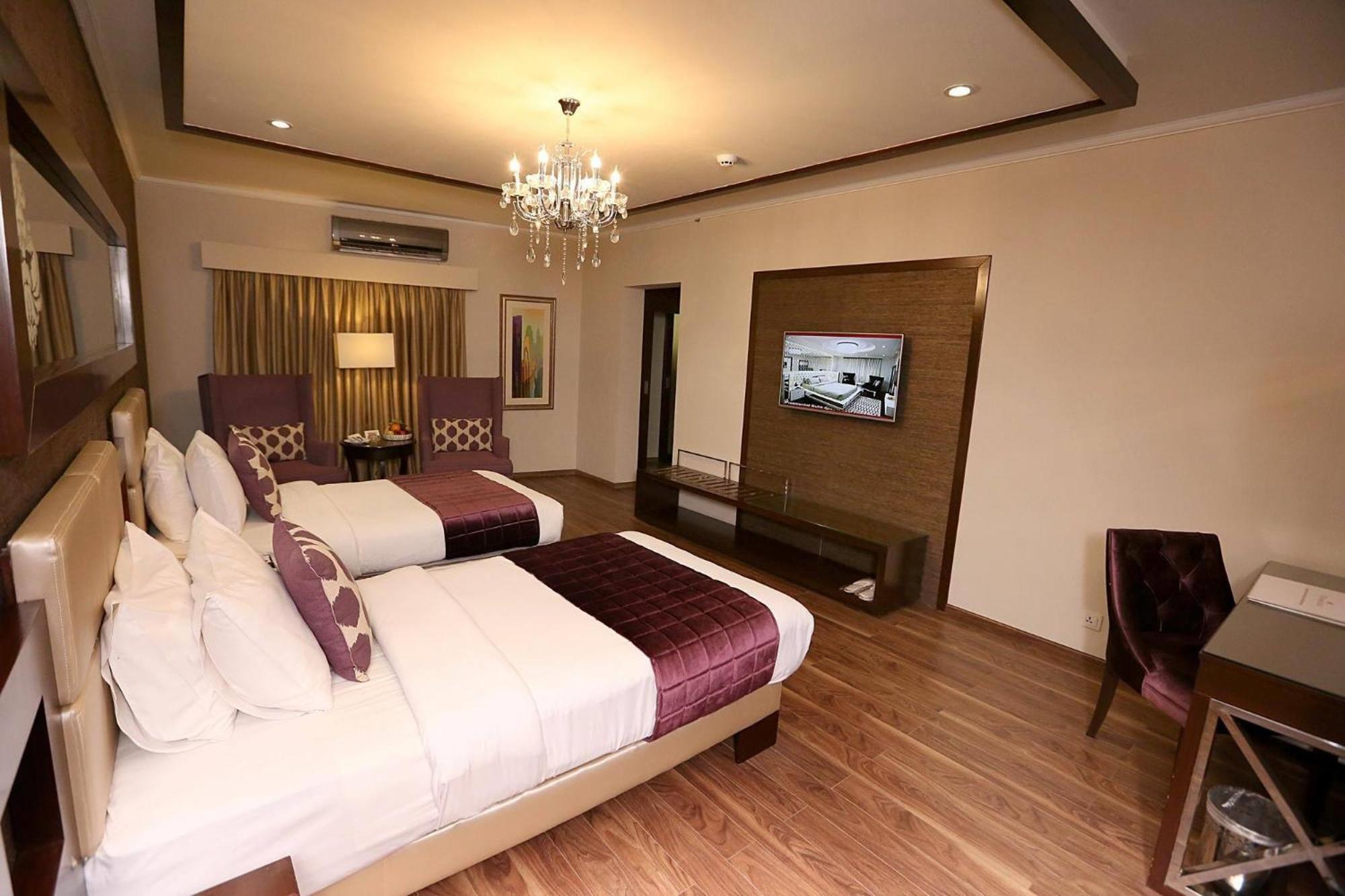 Hotel Ramada By Wyndham Multan Esterno foto