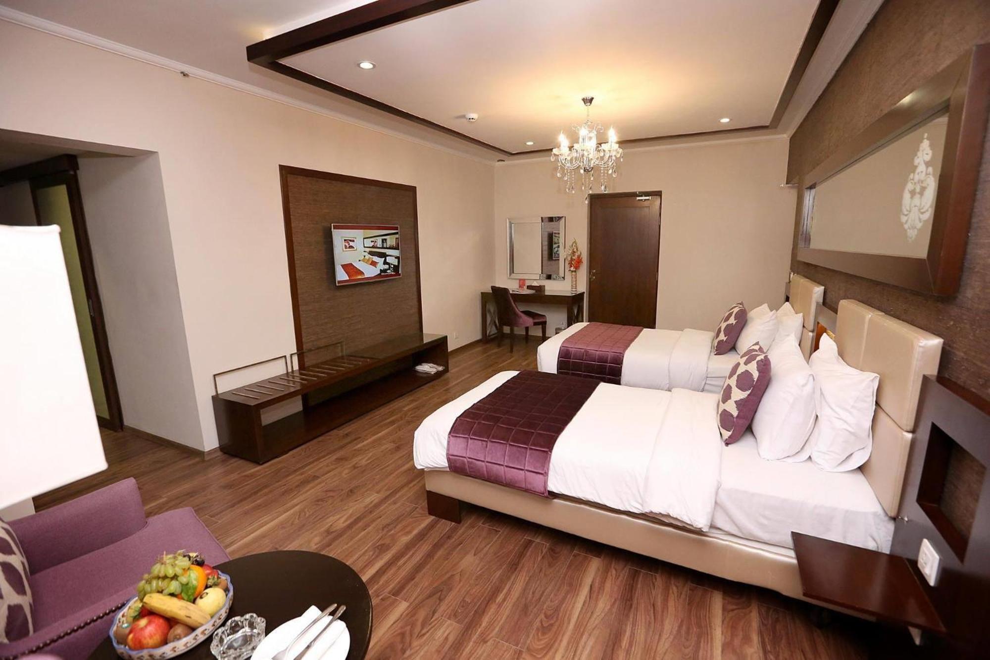 Hotel Ramada By Wyndham Multan Esterno foto